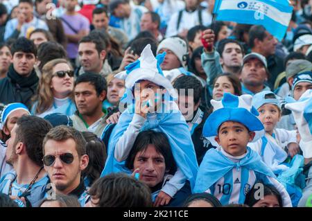 Argentinische Fußballfans verfolgen das Spiel ihrer Mannschaft gegen Griechenland während der WM 2010 auf einer riesigen Leinwand Stockfoto