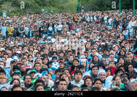 Argentinische Fußballfans verfolgen das Spiel ihrer Mannschaft gegen Griechenland während der WM 2010 auf einer riesigen Leinwand Stockfoto