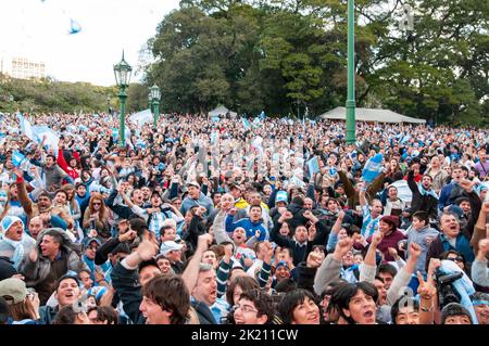 Argentinische Fußballfans verfolgen das Spiel ihrer Mannschaft gegen Griechenland während der WM 2010 auf einer riesigen Leinwand Stockfoto