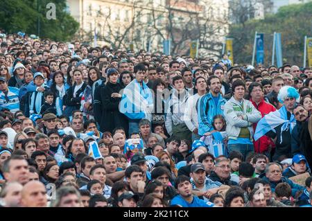 Argentinische Fußballfans verfolgen das Spiel ihrer Mannschaft gegen Griechenland während der WM 2010 auf einer riesigen Leinwand Stockfoto