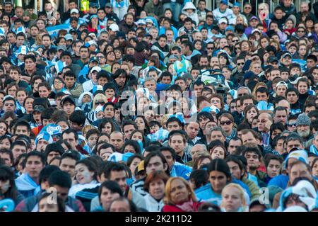 Argentinische Fußballfans verfolgen das Spiel ihrer Mannschaft gegen Griechenland während der WM 2010 auf einer riesigen Leinwand Stockfoto