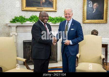 Washington, Vereinigte Staaten von Amerika. 16. September 2022. US-Präsident Joe Biden begrüßt den südafrikanischen Präsidenten Cyril Ramaphosa vor ihrem bilateralen persönlichen Treffen im Oval Office des Weißen Hauses am 16. September 2022 in Washington, D.C. Stockfoto