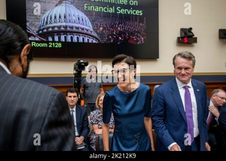 Jane Fraser, CEO, Citigroup, Left, und Brian Moynihan, Chairman und CEO, Bank of America, rechts, kommen zu einer Anhörung des US-Finanzausschusses âHolding Megabanks Accountable: Aufsicht über Americaâs Größte Verbraucherseite Banksâ im Bürogebäude des Rayburn House in Washington, DC, Mittwoch, 21. September 2022. Kredit: Rod Lampey/CNP Stockfoto