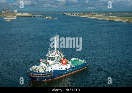 Europa, Frankreich, Dunkerque - 9. Juli 2022: Hafenlandschaft. Nahaufnahme des VB Tornade-Schleppers auf dem Canal de Bourbourg mit Docks und Kais hinten Stockfoto