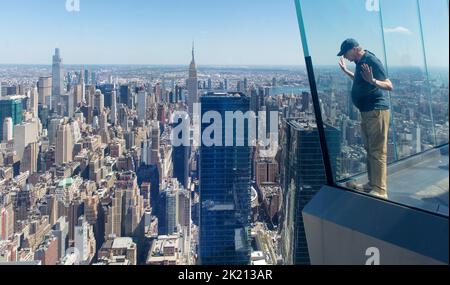 Ein Mann blickt vom Aussichtsterrasse Edge in Hudson Yards, NYC, USA, auf Manhattan Stockfoto