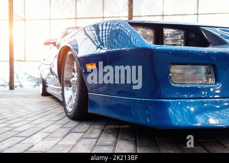 Nahaufnahme Rad vorne pov blau vintage alte amerikanische Autos in der Garage geparkt, Messe fest. Nahaufnahme Detail-Ansicht schöne Retro Oldtimer Fahrzeughaube Stockfoto