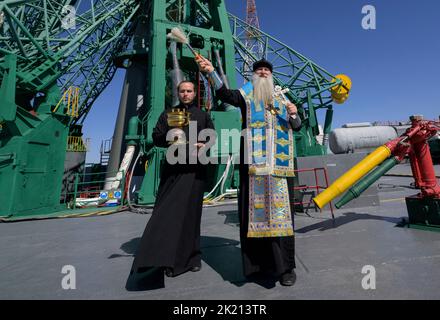 Der russisch-orthodoxe Bischof Ignatii segnet die Sojus-Rakete am Dienstag, den 20. September 2022, auf der Startrampe des Kosmodrom Baikonur in Kasachstan. Am 21. September 68 2022 sollen der Astronaut der NASA, Frank Rubio, und die Kosmonauten Sergey Prokopyev und Dmitri Petelin von Roskosmos an Bord ihrer Sojus MS-22-Sonde starten. Obligatorische Gutschrift: Bill Ingalls/NASA über CNP Stockfoto