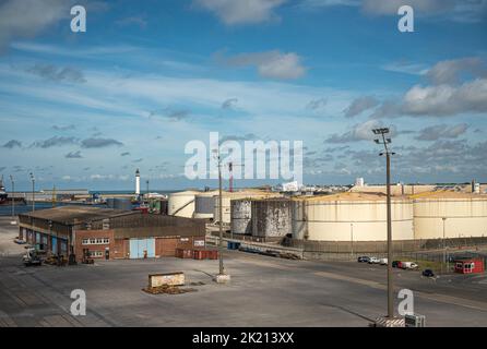 Europa, Frankreich, Dunkerque - 9. Juli 2022: Hafenlandschaft. BARRA SNM Terminal und Bürogebäude vor seinen großen zylindrischen Erdöltanks unter Stockfoto