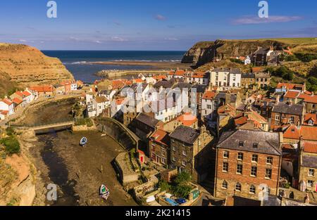 Luftaufnahme des Fischerdorfes Staithes an der North Yorkshire Coast. Stockfoto