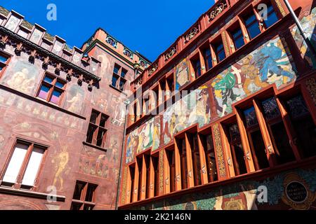 Innenhof 500 Jahre alte, rote Sandsteinfassade des Basler Rathauses, Basel, Schweiz Stockfoto