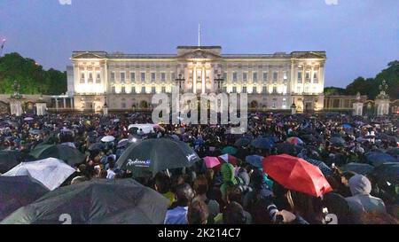 Nach der Ankündigung, dass Königin Elizabeth II. Heute Nachmittag im Alter von 96 Jahren gestorben ist, wimmt es im Buckingham Palace vor Menschen. Bild aufgenommen am 8.. September 2022. © Bel Stockfoto