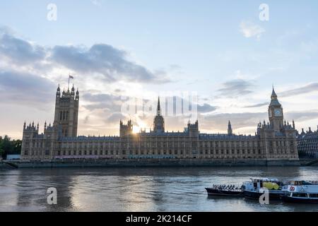 Nach einer Ankündigung des Buckingham Palace über den Tod von Königin Elizabeth II. Im Nachhinein wird die Flagge der Union Jack am Parlament auf Halbmast gesenkt Stockfoto