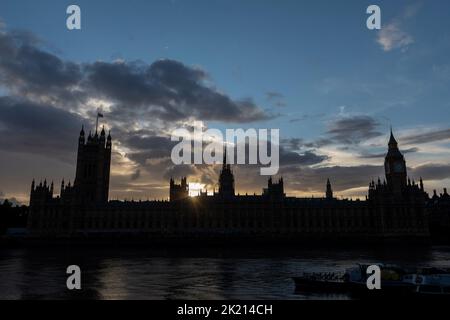 Nach einer Ankündigung des Buckingham Palace über den Tod von Königin Elizabeth II. Im Nachhinein wird die Flagge der Union Jack am Parlament auf Halbmast gesenkt Stockfoto