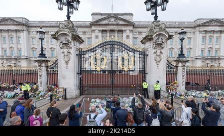 Nach dem Tod von Königin Elizabeth II. Gestern Nachmittag legen Menschen vor den Toren des Buckingham Palace heute Morgen Blumen und Kränze nieder. Fluss Stockfoto