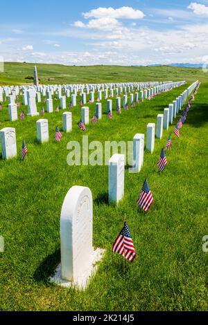 Amerikanische Flaggen markieren Grabsteine; Custer National Cemetery; Little Bighorn Battlefield National Monument; Montana; USA Stockfoto