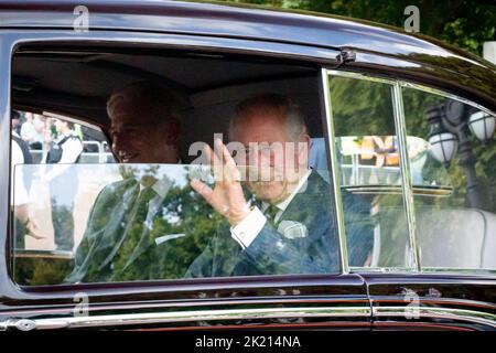 König Charles III kehrt in einem von königlichen Fans und Wohlhabern umgebenen Auto zum Buckingham Palace zurück, während die Nation weiterhin um den Verlust von Quee trauert Stockfoto