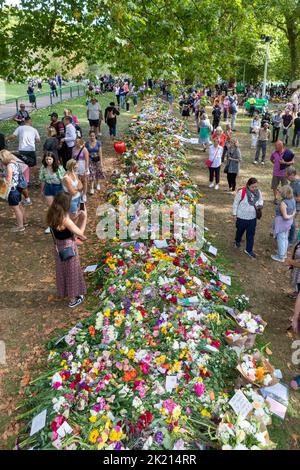 Die Menschen bringen weiterhin Blumen nach vorne, um Königin Elizabeth II. Zu ehren Die Nation trauert weiterhin um ihren Tod am vergangenen Donnerstag. Bildaufnahme Stockfoto