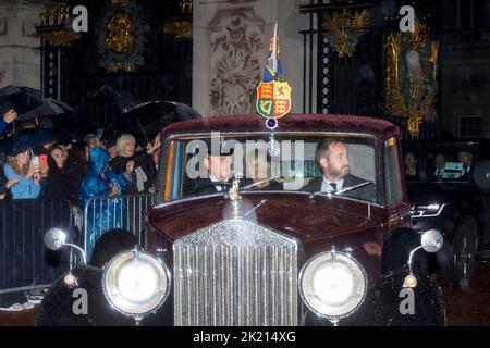 Menschenmassen warten vor den Toren des Buckingham Palace, bis sie im Regen ankommen. Die Nation trauert weiterhin um den Tod von Königin Elizabeth II. Bildaufnahme Stockfoto