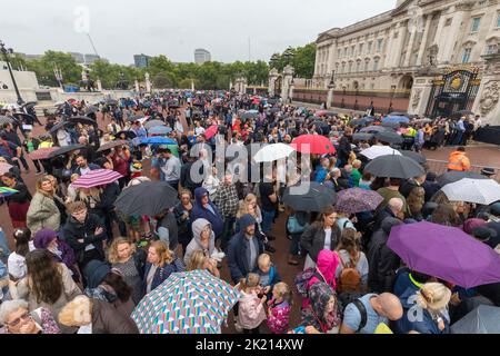 Menschenmassen warten vor den Toren des Buckingham Palace, bis sie im Regen ankommen. Die Nation trauert weiterhin um den Tod von Königin Elizabeth II. Bildaufnahme Stockfoto