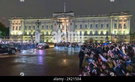 Menschenmassen warten vor den Toren des Buckingham Palace, bis sie im Regen ankommen. Die Nation trauert weiterhin um den Tod von Königin Elizabeth II. Bildaufnahme Stockfoto