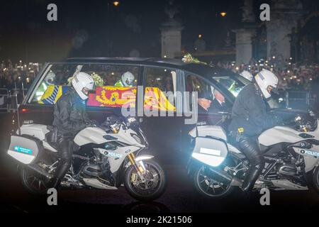 Menschenmassen warten vor den Toren des Buckingham Palace, bis sie im Regen ankommen. Die Nation trauert weiterhin um den Tod von Königin Elizabeth II. Bildaufnahme Stockfoto