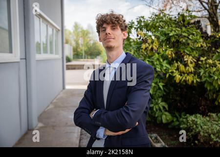 Geschäftsmann mit gefalteten Armen, kaukasischer Mann elegant im Freien gekleidet. Stockfoto