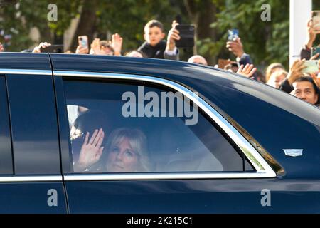 Die Staats- und Regierungschefs der Welt zollen Königin Elizabeth II. Heute Nachmittag in der Westminster Hall Tribut. Im Bild: US First Lady Jill Biden winkt, als sie im B ankommt Stockfoto