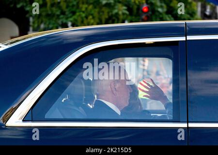 Die Staats- und Regierungschefs der Welt zollen Königin Elizabeth II. Heute Nachmittag in der Westminster Hall Tribut. Im Bild: US-Präsident Joe Biden und First Lady Jill Biden gehen Stockfoto