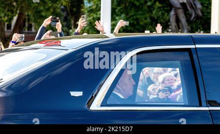 Die Staats- und Regierungschefs der Welt zollen Königin Elizabeth II. Heute Nachmittag in der Westminster Hall Tribut. Im Bild: US-Präsident Joe Biden und First Lady Jill Biden gehen Stockfoto