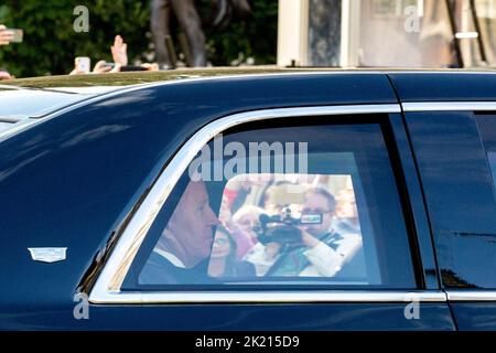 Die Staats- und Regierungschefs der Welt zollen Königin Elizabeth II. Heute Nachmittag in der Westminster Hall Tribut. Im Bild: US-Präsident Joe Biden und First Lady Jill Biden gehen Stockfoto