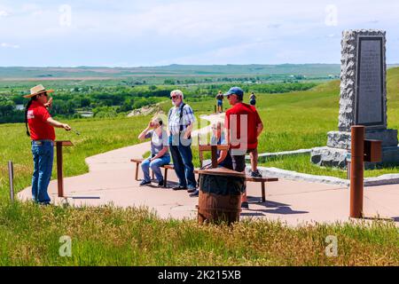 Indianischer Tourguide und Besucher; Little Bighorn Battlefield National Monument; Montana; USA Stockfoto