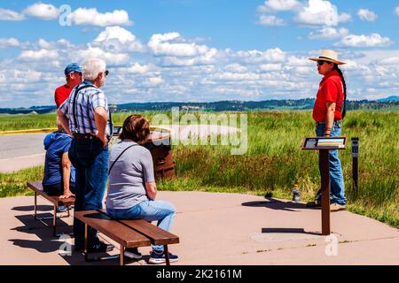 Indianischer Tourguide und Besucher; Little Bighorn Battlefield National Monument; Montana; USA Stockfoto