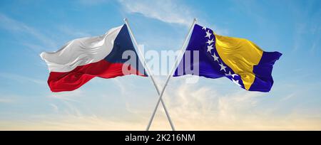 Zwei gekreuzte Flaggen Bosnien und Herzegowina und Tschechien winken im Wind bei bewölktem Himmel. Konzept von Beziehung, Dialog, Reisen zwischen zwei Coun Stockfoto