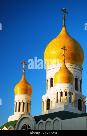 Gelbe Zwiebelkuppeln sitzen auf der Spitze der Heiligen Jungfrau Kathedrale, einer russisch-orthodoxen Kirche in San Francisco Stockfoto