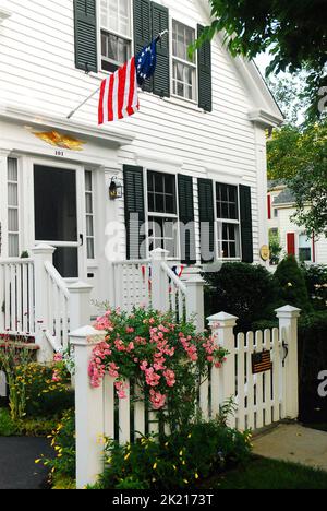 Am 4. Juli fliegt in Bristol, Rhode Island, eine amerikanische Flagge auf ein patriotisches Haus Stockfoto