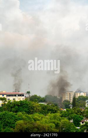 In Port-au-Prince, Haiti, dauern die Unruhen an. Die Bevölkerung bekundet sich gegen Kraftstoffmangel und steigende Preise, indem sie die Straße mit burni blockiert Stockfoto