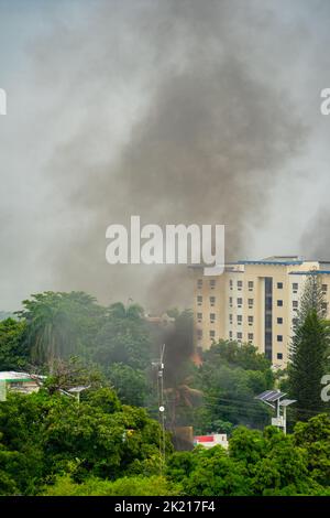 In Port-au-Prince, Haiti, dauern die Unruhen an. Die Bevölkerung bekundet sich gegen Kraftstoffmangel und steigende Preise, indem sie die Straße mit burni blockiert Stockfoto