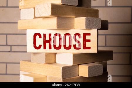 Word choose mit Holzbausteinen gemacht. Stockfoto