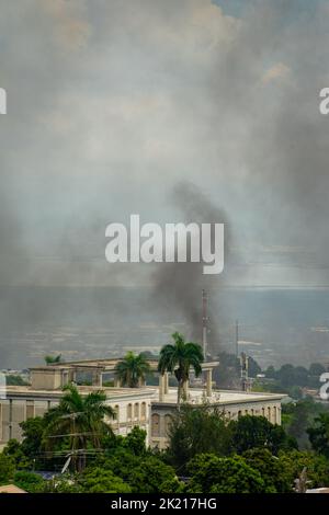 In Port-au-Prince, Haiti, dauern die Unruhen an. Die Bevölkerung bekundet sich gegen Kraftstoffmangel und steigende Preise, indem sie die Straße mit burni blockiert Stockfoto