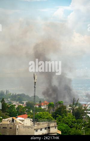 In Port-au-Prince, Haiti, dauern die Unruhen an. Die Bevölkerung bekundet sich gegen Kraftstoffmangel und steigende Preise, indem sie die Straße mit burni blockiert Stockfoto