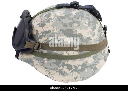 Us army Kevlar Helm mit Brille isoliert auf weißem Stockfoto