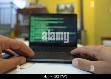 Hacker Mann arbeitet an pc Laptop Privatsphäre Daten decript, Cyber-Sicherheit Hacking Angriff Stockfoto
