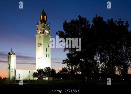 Clock Tower beleuchtet bei Sonnenaufgang, Victoria Pier, Alter Hafen von Montreal, Quebec, Kanada. Stockfoto