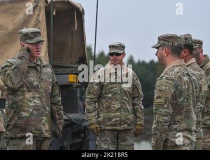 NOWA DEBA, POLEN. 21. September 2022. Der Oberst der US-Armee, Stephen Capehart (links), der Kommandeur des Kampfteams der 3. Panzerbrigade, 4. Infanterie-Division, spricht mit seinen Offizieren. Soldaten aus Polen, den USA und Großbritannien nehmen an der gemeinsamen Militärübung 'BÄR 22' (polnisch: Niedzwiedz 22') in Podkarpacie, Ostpolen, Teil. Die Übungen dauern bis Freitag und sollen die Interoperabilität und Zusammenarbeit mit den Alliierten stärken. Kredit: ASWphoto/Alamy Live Nachrichten Stockfoto