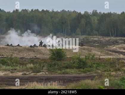 NOWA DEBA, POLEN. 21. September 2022. Soldaten aus Polen, den USA und Großbritannien nehmen an der gemeinsamen Militärübung 'BÄR 22' (polnisch: Niedzwiedz 22') in Podkarpacie, Ostpolen, Teil. Die Übungen dauern bis Freitag und sollen die Interoperabilität und Zusammenarbeit mit den Alliierten stärken. Kredit: ASWphoto/Alamy Live Nachrichten Stockfoto