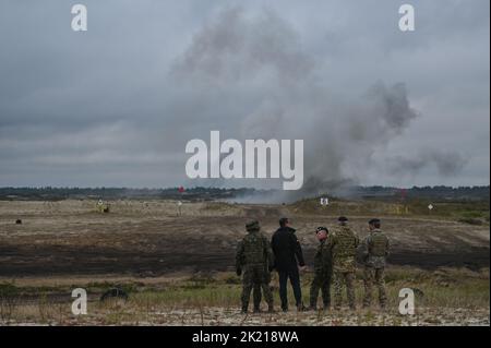 NOWA DEBA, POLEN. 21. September 2022. Soldaten aus Polen, den USA und Großbritannien nehmen an der gemeinsamen Militärübung 'BÄR 22' (polnisch: Niedzwiedz 22') in Podkarpacie, Ostpolen, Teil. Die Übungen dauern bis Freitag und sollen die Interoperabilität und Zusammenarbeit mit den Alliierten stärken. Kredit: ASWphoto/Alamy Live Nachrichten Stockfoto