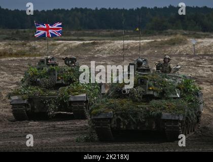 NOWA DEBA, POLEN. 21. September 2022. Britische Challenger-Panzer. Soldaten aus Polen, den USA und Großbritannien nehmen an der gemeinsamen Militärübung 'BÄR 22' (polnisch: Niedzwiedz 22') in Podkarpacie, Ostpolen, Teil. Die Übungen dauern bis Freitag und sollen die Interoperabilität und Zusammenarbeit mit den Alliierten stärken. Kredit: ASWphoto/Alamy Live Nachrichten Stockfoto