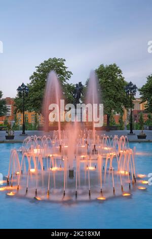 Wasserbrunnen und Statue am Place Vauquelin bei Sonnenaufgang im Frühjahr, Old Montreal, Quebec, Kanada. Stockfoto