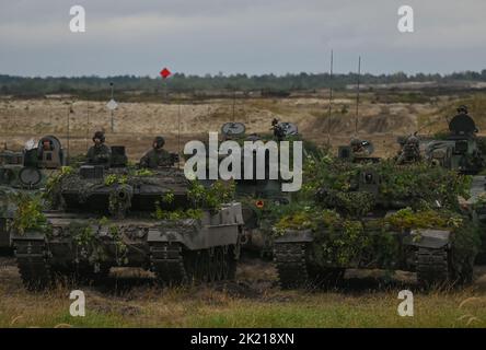 NOWA DEBA, POLEN. 21. September 2022. Soldaten aus Polen, den USA und Großbritannien nehmen an der gemeinsamen Militärübung 'BÄR 22' (polnisch: Niedzwiedz 22') in Podkarpacie, Ostpolen, Teil. Die Übungen dauern bis Freitag und sollen die Interoperabilität und Zusammenarbeit mit den Alliierten stärken. Kredit: ASWphoto/Alamy Live Nachrichten Stockfoto