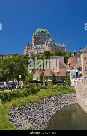 Alte Befestigungsmauer, Gebäude und Chateau Frontenac im Sommer, Quebec City, Quebec, Kanada. Stockfoto